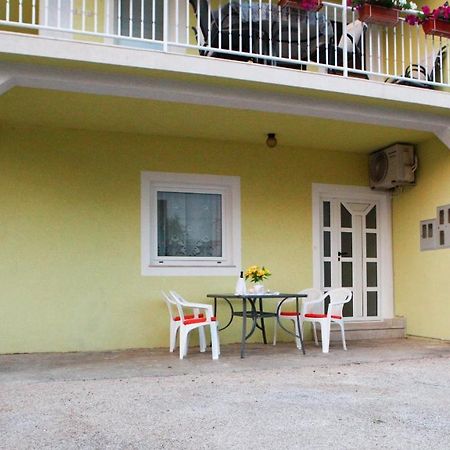 Ana Lovetovo Vodice Luaran gambar