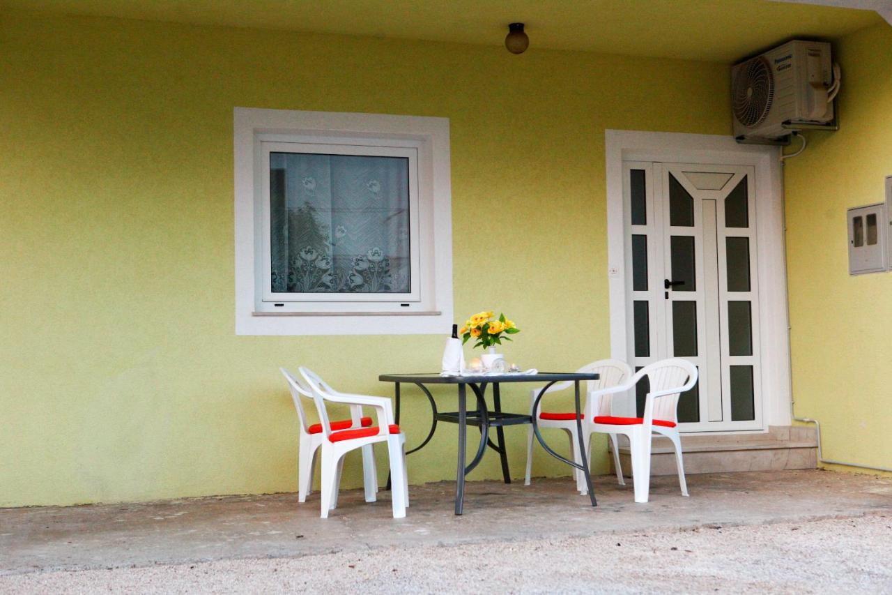 Ana Lovetovo Vodice Luaran gambar