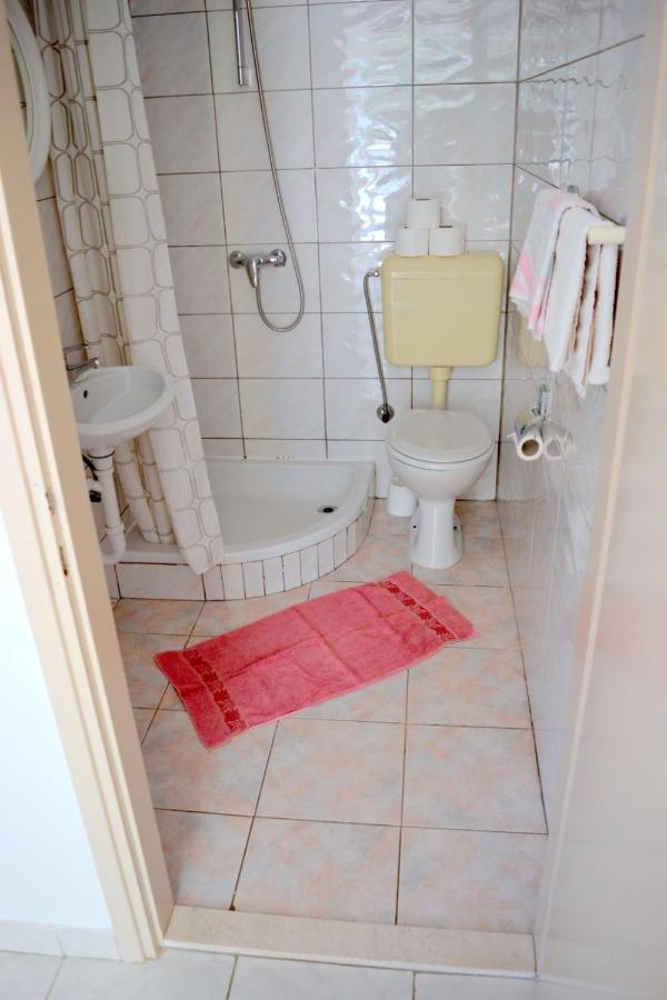 Ana Lovetovo Vodice Luaran gambar