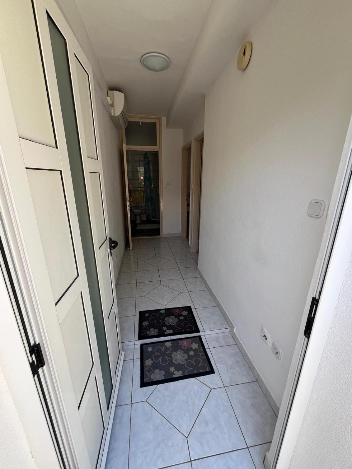Ana Lovetovo Vodice Luaran gambar